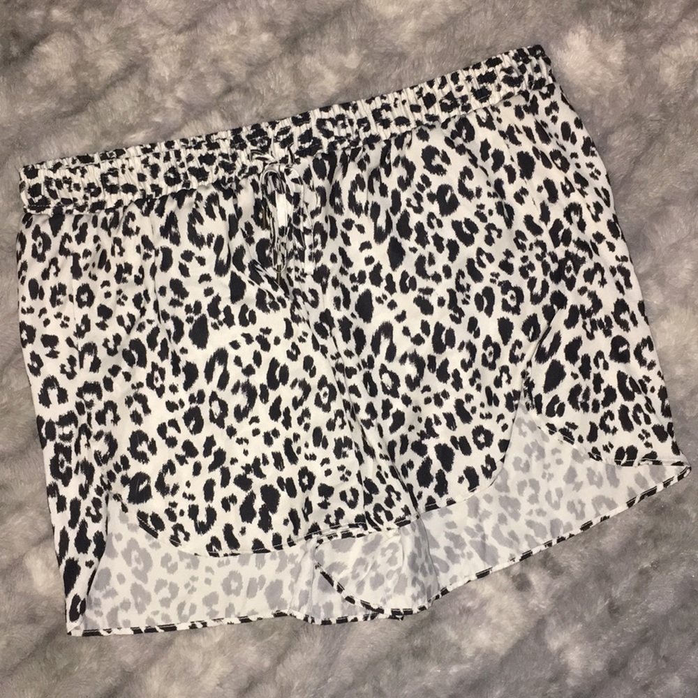 ✨3 for $20 Sale✨black and white leopard shorts!